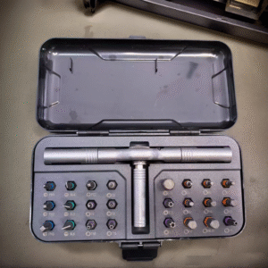 Destornillador de Carraca Magnético de Precisión 24 en 1 – Juego Compacto con Mango de Aluminio para Reparación y Bricolaje